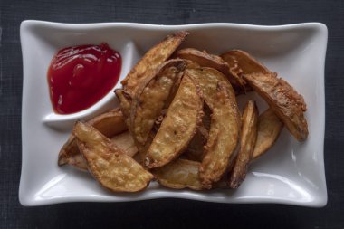 Domates sosu ile ülke tarzında kızarmış altın patates ile bir plaka