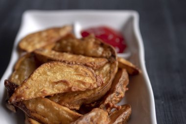 Domates sosu ile ülke tarzında kızarmış altın patates ile bir plaka