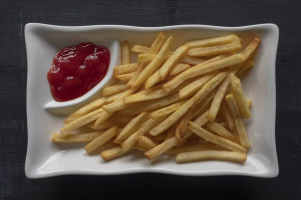 Картофель фри, картофельные чипсы, или картофель фри, крупным планом с соусом барбекю — стоковое фото