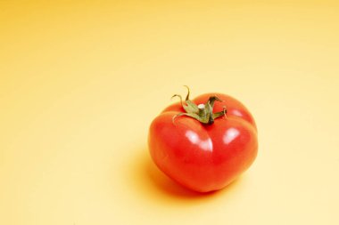 sarı bir arka plan üzerinde kırmızı domates