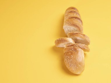 Susam ile Baget, sarı bir arka plan üzerinde dilimler halinde kesilmiş