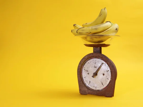 Bananen auf Schuppen auf gelbem Hintergrund — Stockfoto