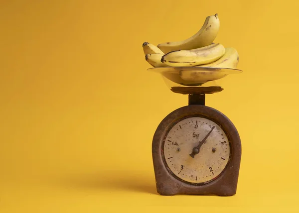 Bananen auf Schuppen auf gelbem Hintergrund — Stockfoto