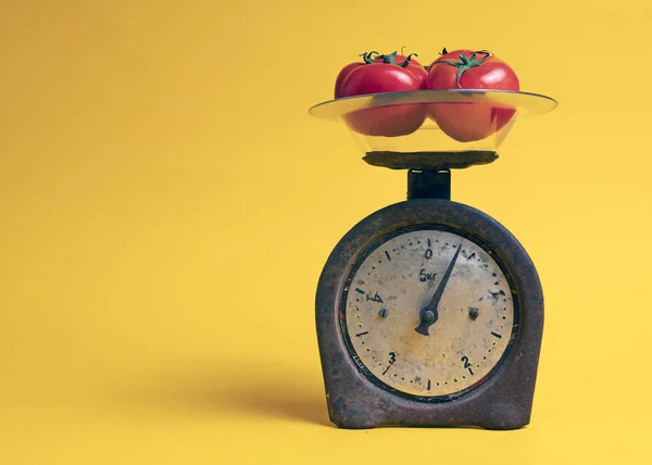 Tomaten auf Schuppen auf gelbem Hintergrund — Stockfoto