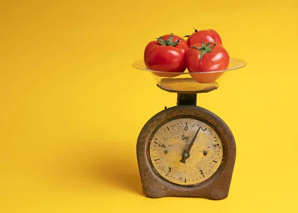 Tomaten auf Schuppen auf gelbem Hintergrund — Stockfoto