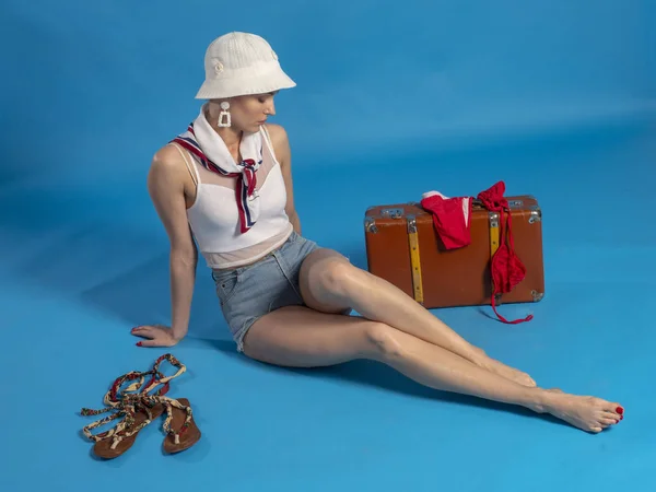 Dziewczyna w ubraniach plażowych i retro walizka — Zdjęcie stockowe
