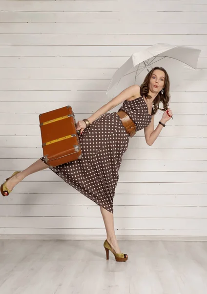 Dziewczyna w polka-dot sukienka z retro walizka i parasol. Mary Poppins styl. — Zdjęcie stockowe
