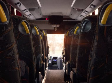 Arka plan, otobüs iç. Gün batımı ışık ile güneş Insanlar büyük bir turist otobüsü seyahat