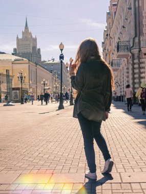 Bir kız Moskova 'da Arbat Sokağı boyunca yürüyor