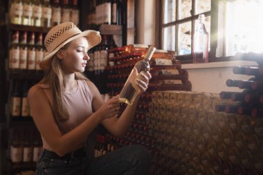 Bir şarap butik genç kadın şarap seçer