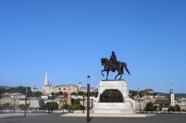 Macaristan Budapeşte 10 Haziran 2019 Budapeşte manzarası. Macar parlamentosu yakınlarındaki Lajos Kossut Anıtı.