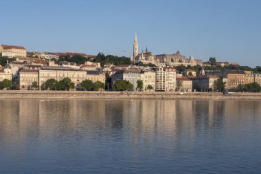 Tuna kıyısında Budapeşte manzarası. Yansıma