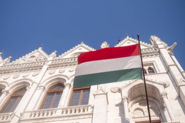 Macaristan Parlamentosu binasında bayrak.