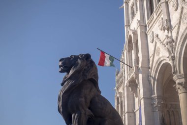 Macaristan Parlamentosu binasında bayrak.