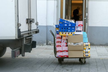 Macaristan, Budapeşte, 17 Temmuz 2019. Ürünlerin mağazaya veya kafeye teslimi. Lojistik