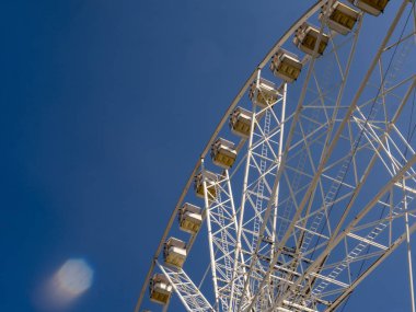 Dönme dolap. Yakın çekim taksi. Güneş ışığı