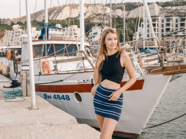 sırt çantası olan kız bir yat üzerinde seyahat