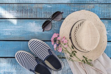 Hasır şapka, terlik, mavi ahşap arka plan da güneş gözlüğü, düz, içeri. Yaz, tatil, moda.