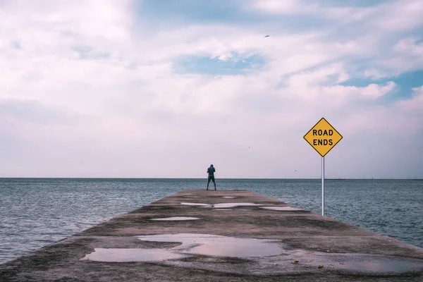 Fin de la carretera, fin. Concepto. El final. Un hombre al final del camino . — Foto de Stock