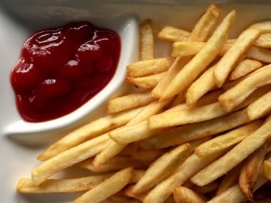 Altın kızarmış patates, patates cipsi veya Pommes Frites, yakın çekim Barbekü sosu ile plaka