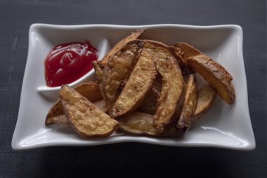 Domates sosu ile ülke tarzında kızarmış altın patates ile bir plaka