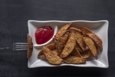 Domates sosu ile ülke tarzında kızarmış altın patates ile bir plaka