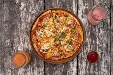 Bir vintage rustik ahşap arka plan meyve suyu iki bardak soslu Deniz Ürünleri pizza