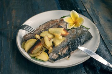 Cennette öğle yemeği. Cips ve çiçek ile Balık