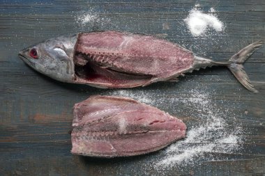 Ahşap arka planda tuzlu ton balığı