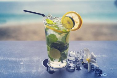 Denizin arka planda Mojito kokteyl