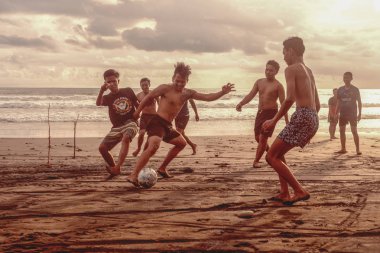 Endonezya, Pasut, 1 Şubat 2019. Erkekler gün batımında plajda futbol oynarlar.