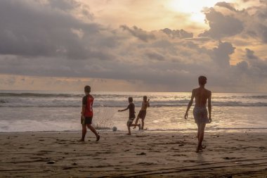 Endonezya, Pasut, 1 Şubat 2019. Erkekler gün batımında plajda futbol oynarlar.