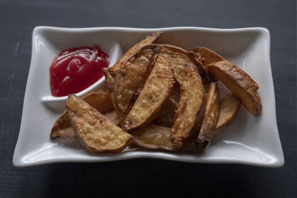 Domates sosu ile ülke tarzında kızarmış altın patates ile bir plaka