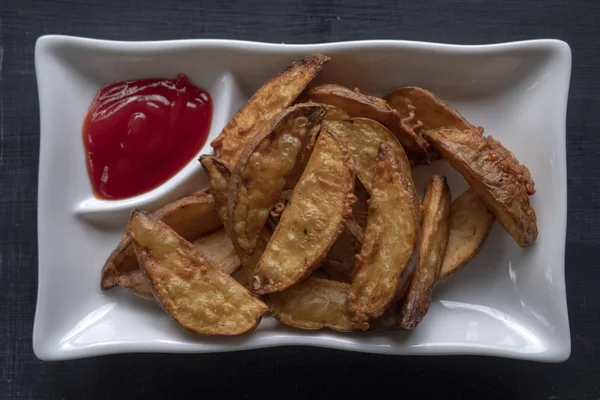 Domates sosu ile ülke tarzında kızarmış altın patates ile bir plaka