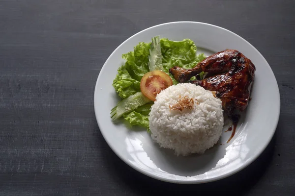 Kaki ayam panggang dengan nasi di piring — Stok Foto