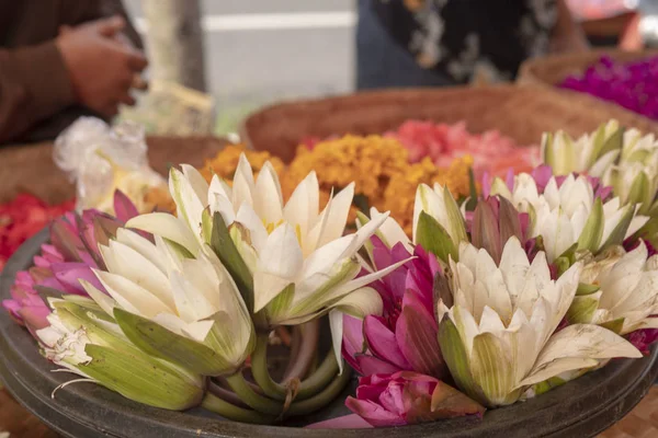 Vente de fleurs sur le marché de Bali — Photo