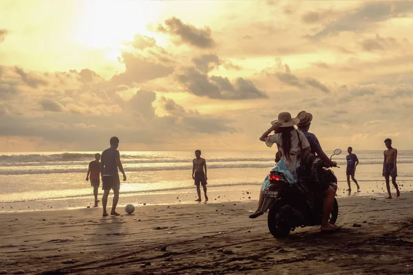 Indonesia, Pasut, 1 de febrero de 2019. Los hombres juegan al fútbol en la playa al atardecer — Foto de Stock