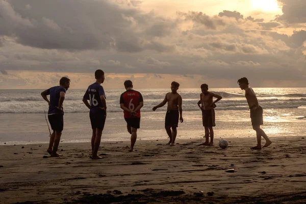 Indonesië, Pasut, 1 februari 2019. Mannen spelen voetbal op het strand bij zonsondergang — Stockfoto