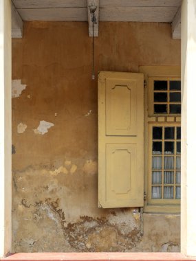 Arka plan, eski sıva ve boyalı ahşap doku. cephedeki panjurlar