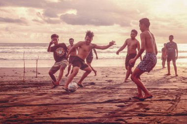 Endonezya, Pasut, 1 Şubat 2019. Erkekler gün batımında plajda futbol oynarlar.