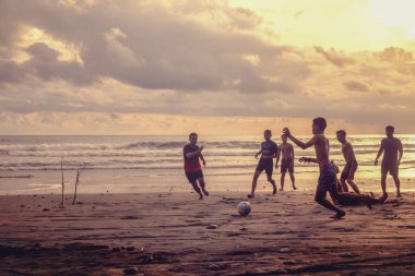 Endonezya, Pasut, 1 Şubat 2019. Erkekler gün batımında plajda futbol oynarlar.