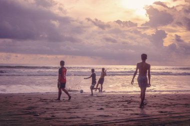 Endonezya, Pasut, 1 Şubat 2019. Erkekler gün batımında plajda futbol oynarlar.