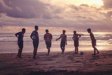 Endonezya, Pasut, 1 Şubat 2019. Erkekler gün batımında plajda futbol oynarlar.