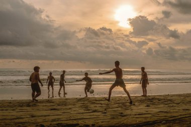 Endonezya, Pasut, 1 Şubat 2019. Erkekler gün batımında plajda futbol oynarlar.