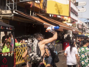 Tayland, Bangkok 14 Nisan 2019 Yeni Yıl, Songkran, insanlar su yla birbirlerine su döküyor