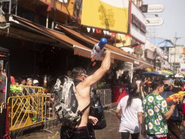 Tayland, Bangkok 14 Nisan 2019 Yeni Yıl, Songkran, insanlar su yla birbirlerine su döküyor