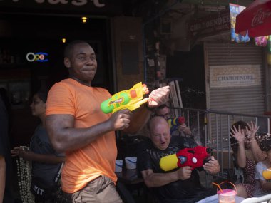 Tayland, Bangkok 14 Nisan 2019 Yeni Yıl, Songkran, insanlar su yla birbirlerine su döküyor