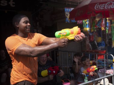 Tayland, Bangkok 14 Nisan 2019 Yeni Yıl, Songkran, insanlar su yla birbirlerine su döküyor