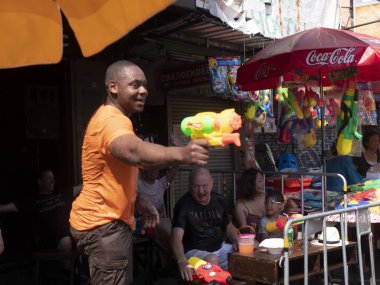 Tayland, Bangkok 14 Nisan 2019 Yeni Yıl, Songkran, insanlar su yla birbirlerine su döküyor