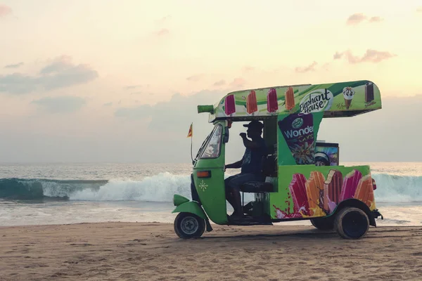 Sri Lanka Hikkaduwa februari 8, 2019 Ice Cream verkoper op het strand, uitzicht op de Oceaan — Stockfoto